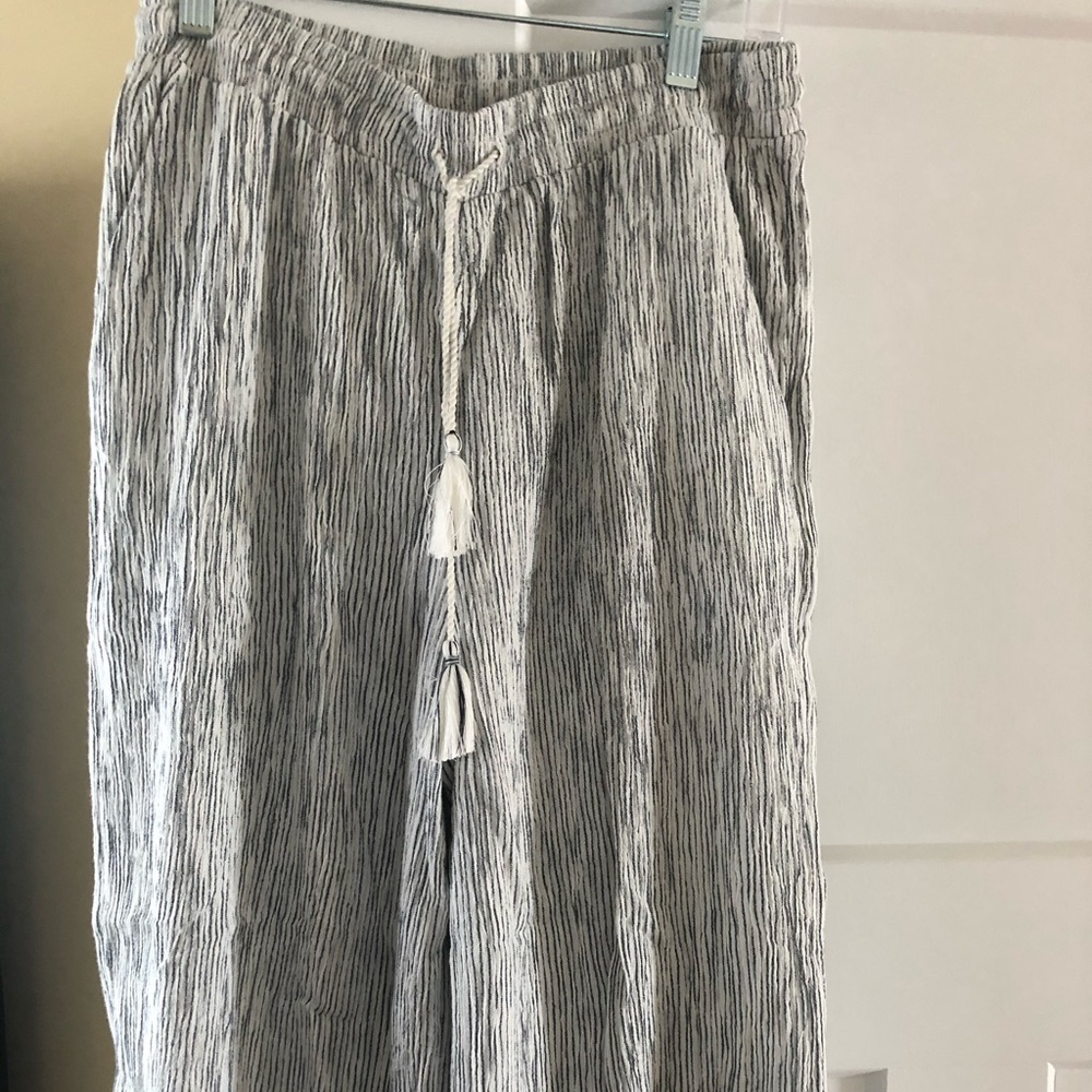 Comfy wide leg Capri pants- very lightweight